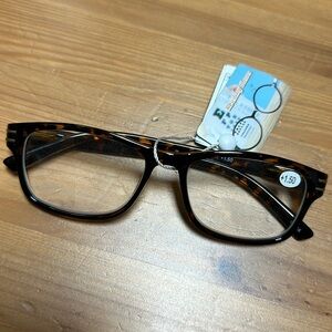 Brand new reading glasses +1.50